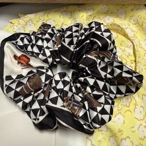 Logo hair Scrunchy